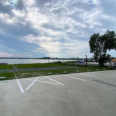 Miriam By The Lake * Mamaia